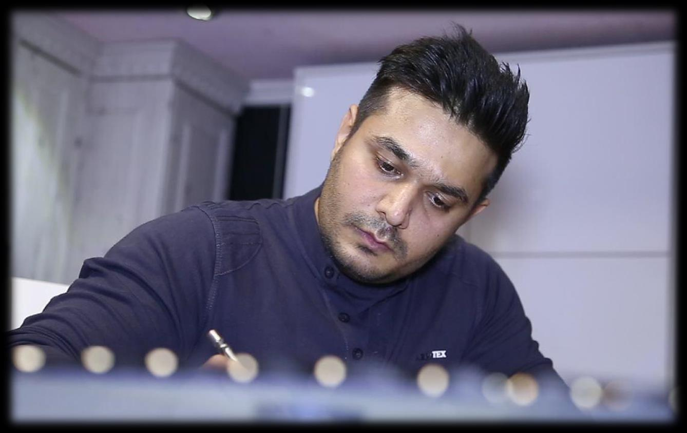 سعید فرگاه در حال طراحی پروژه شاهین طلایی